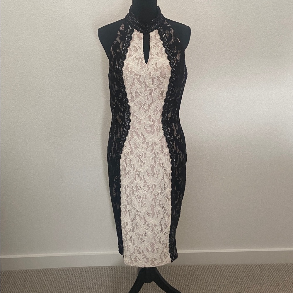 Black line sleeveless dress.